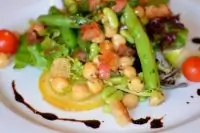 Салат с фасолью и нутом