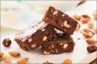 Классический брауни с темным шоколадом и орехами