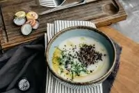 Суп из сельдерея с жареными шампиньонами и трюфельным маслом