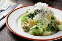 Салат с авокадо, цукини и семенами дикой горчицы