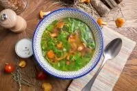 Вегетарианский суп с лисичками и шпинатом