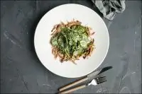 Теплый салат со шпинатом и вешенками