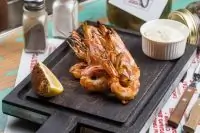 Креветки на гриле с соусом