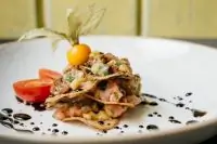 Тартар из тунца с тайским манго