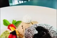 Горячий шоколадный тортино с ванильным мороженым