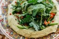 Хумус из авокадо с рукколой и помидорами