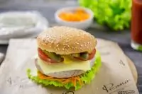 Бургер с колбасками