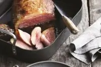 Запеченный стейк из костреца с черничным соусом