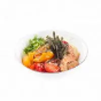 Поке с лапшой, креветками и сезонными ягодами