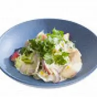 Салат из нектаринов с айсбергом и соусом из голубого сыра