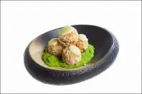 Аранчини с тремя сырами и зеленым горошком