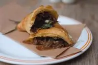 Круассан с говяжьими щеками