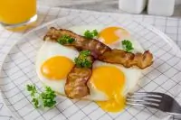 Глазунья с хрустящим сырокопченым беконом