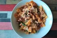 Паста фарфалле с осьминогом