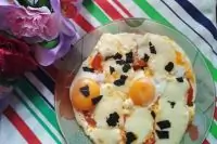 Глазунья с помидором и моцареллой