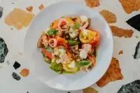 Салат с арбузом, помидорами и тарамасалотой