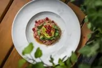 Севиче из бедра быка с сезонными томатами и красной смородиной