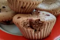 Шоколадные маффины с кусочками шоколада и орехами