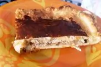 Слоеный пирог с рисом и рыбными консервами