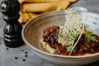 Говяжьи щечки с полентой