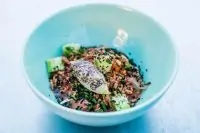 Севиче из семги с морошкой и водорослями