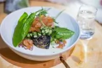 Тартар из форели с сальсой из огурца, укропа и зернистой горчицы, соусом сливочный хрен и картофелем