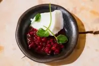 Панна-котта из простокваши и пьяный брусничный кисель