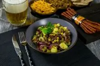 Немецкий картофельный салат с колбасками