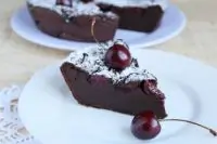 Шоколадный клафути с черешней и лимонной цедрой