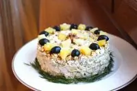 Салат с курицей и ананасами «Пикантный»