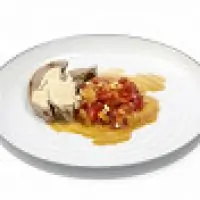 Свиной язык с соусом из тофу, сезонными перцами и помидорами