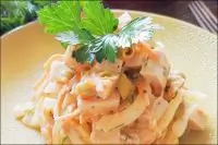 Салат с отварной свининой и зеленым горошком