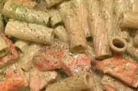 Паста с лососем в сливочном соусе с песто