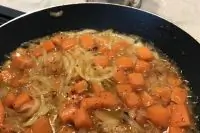 Паста с колбасками, тыквой и рикоттой