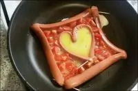 Яичница с черри и сосисками