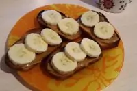 Тосты с арахисовой пастой и бананами