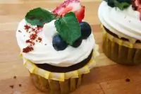 Безглютеновые капкейки с вишневым конфитюром