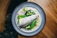 Филе сибаса с зелеными овощами и сливочным соусом