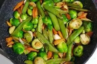 Брюссельская капуста, жаренная с горохом