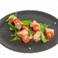 Салат из запеченной семги со шпинатом