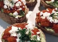 Брускетта с пастой из авокадо, помидорами и брынзой