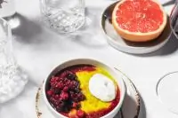 Крем из авокадо с вареньем из лесных ягод