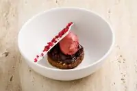 Брауни с шоколадно-свекольным ганашем и соусом из черной смородины