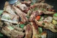 Жареные «ледяные» свиные ребра с помидорами