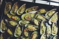 Мидии, запеченные с чесночным соусом и сыром