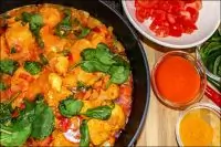 Рагу из курицы с красным пальмовым маслом и шпинатом