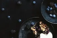 Крамбл с лесными ягодами