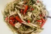 Овощной салат с авокадо, огурцом и пекинской капустой