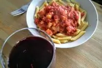 Паста с белой рыбой, томатами и лимоном