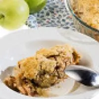 Яблочный пирог с ванильным соусом